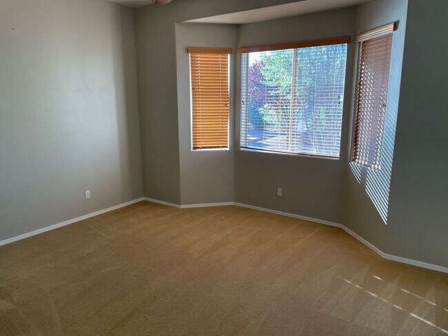 Building Photo - 5015 E Somerset Dr