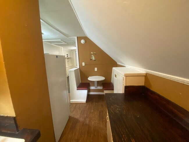 Building Photo - colonial5705