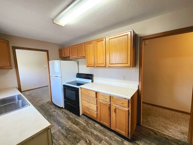 Building Photo - Easy Access to Shopping and Highway!