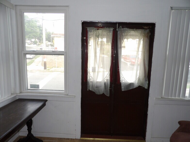 Entance - 112 Jackson Ave