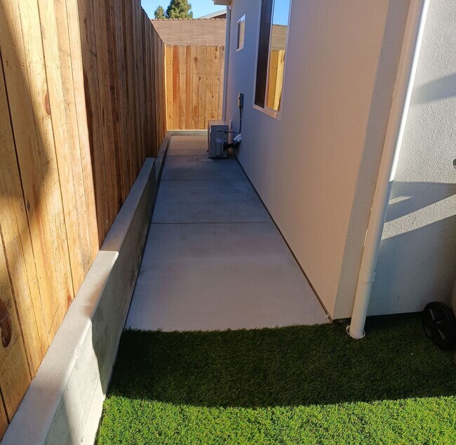 Building Photo - PRIME CAL POLY LOCATION!!