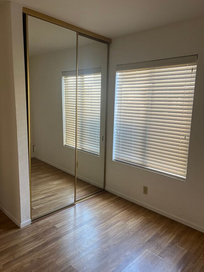 Building Photo - Ventura 3+2 condo in Woodbridge Park Community