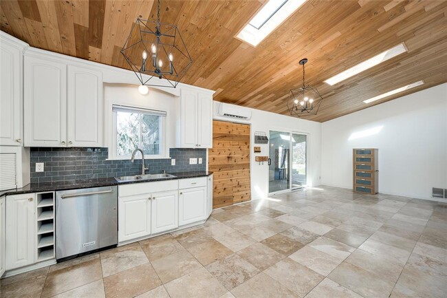 Building Photo - 2404 Barton Skyway