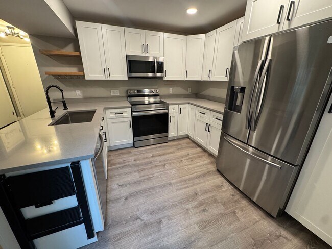 Building Photo - Aurora Townhome Right on the Golf Course