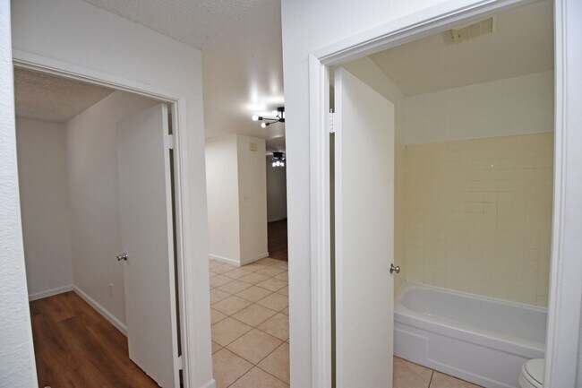 Building Photo - 4003-4003 Westporter Dr