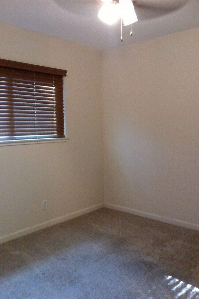 Building Photo - Lovely 3 Bedroom 1.5 Bath in Clovis