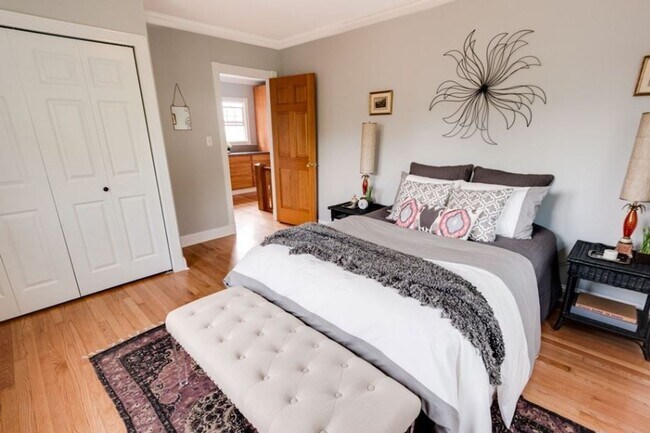 Building Photo - Spacious 4BR Capitol Hill Home with Lake W...