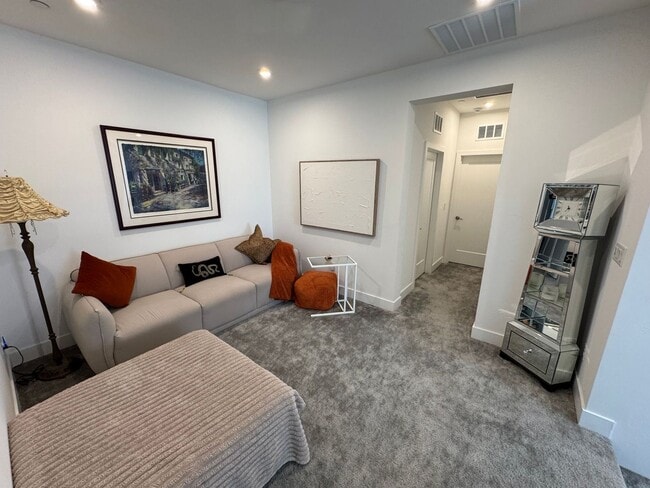 Building Photo - Modern Furnished 3 Bedroom Townhome in Pri...