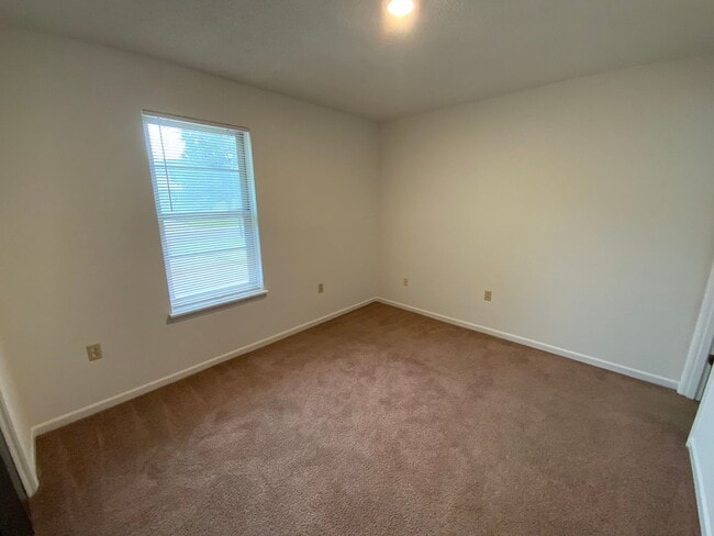 Building Photo - 3 Bedroom/1.5 bathroom Duplex