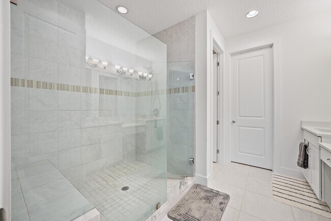 Building Photo - 12514 Gross Pointe Dr