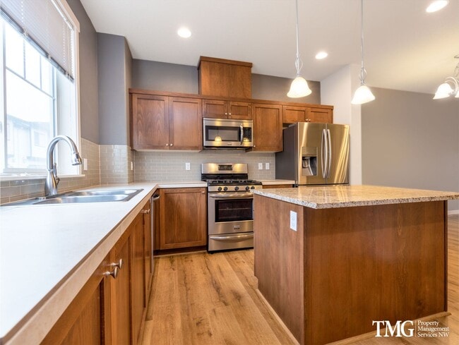 Building Photo - Beautiful 2br/2ba Townhome in Great Wilsonville Location!