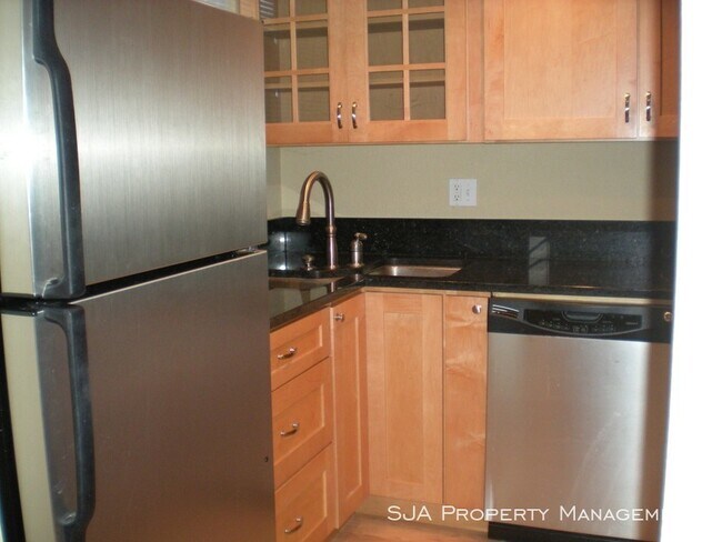Building Photo - Cozy ground floor Condo in Redmond!
