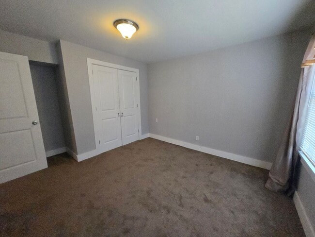 Building Photo - Cute 2 Story Home