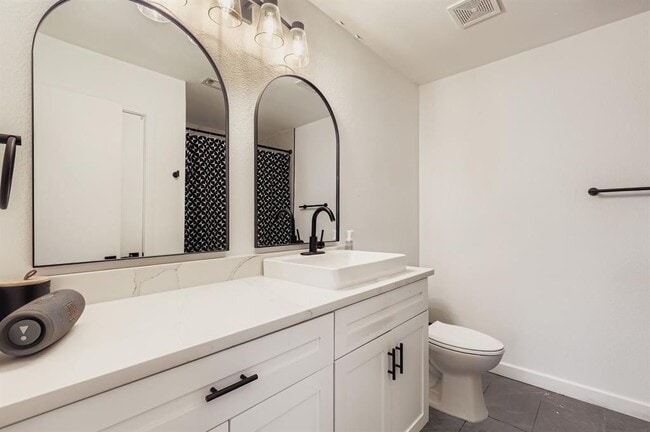 Building Photo - 1202 Hughmont Dr