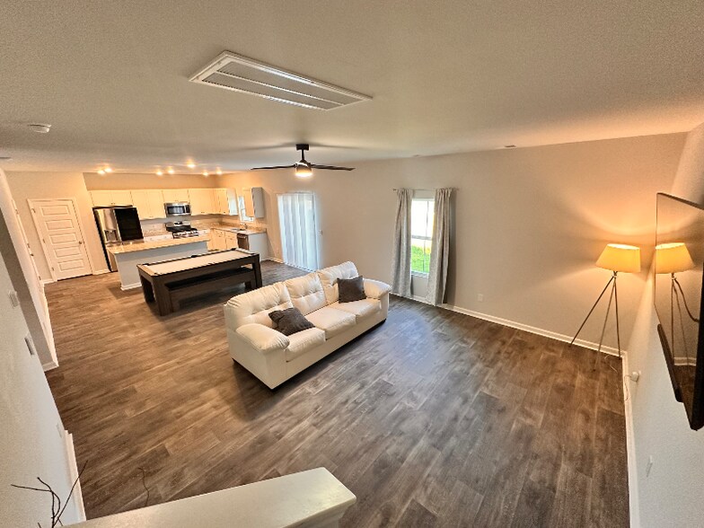 Building Photo - 321 Sweetbay Dr