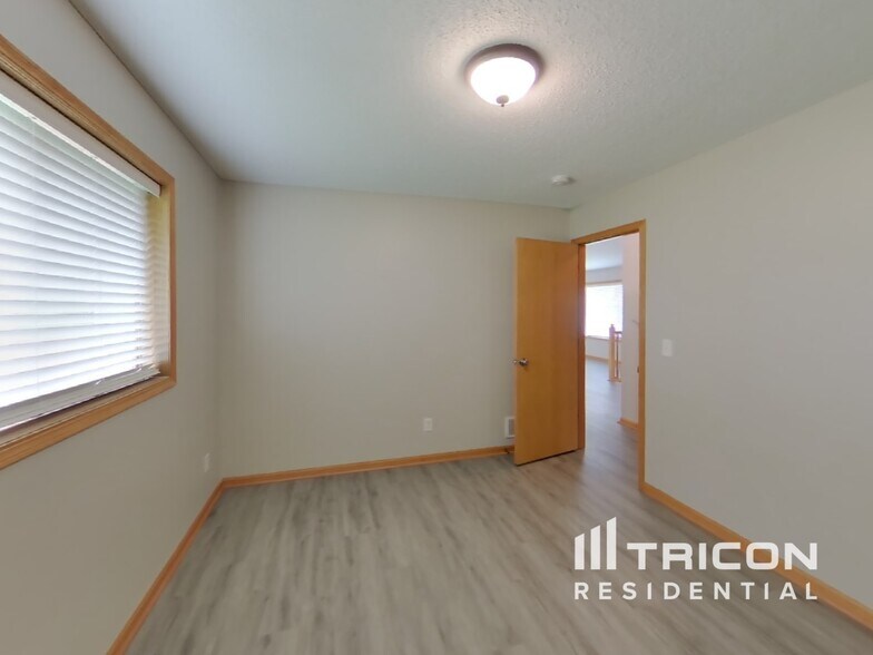 Building Photo - 102 Charity Cir