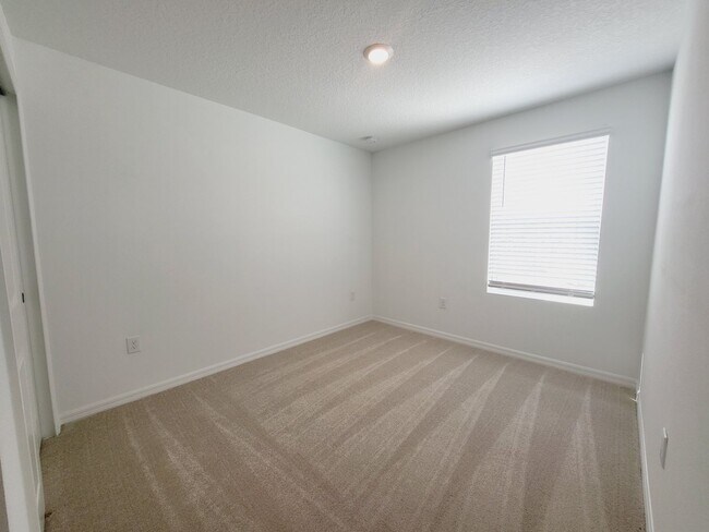 Building Photo - 3 Bedroom Townhouse  For Rent in St. Cloud, FL