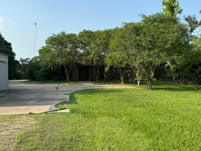 Building Photo - 772 Riverside Dr