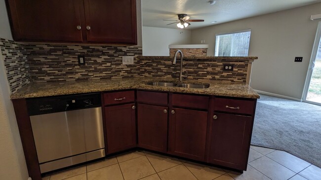 Building Photo - 3 BED/2.5 BATH END UNIT TOWNHOME W/PATIO & 2-CAR GARAGE!