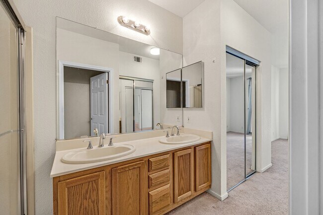 Building Photo - Spacious, Open-Concept 2/2 Condo SSF