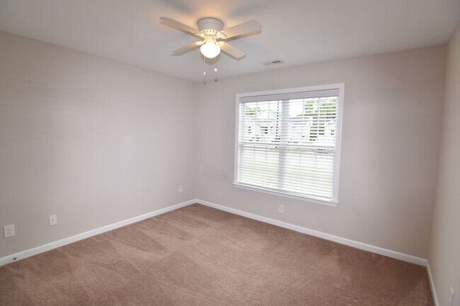 Building Photo - One Story Living 3 Bedroom 2 Bath Home