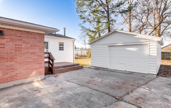 Building Photo - 4BR/2Ba house- Ready for new occupant!