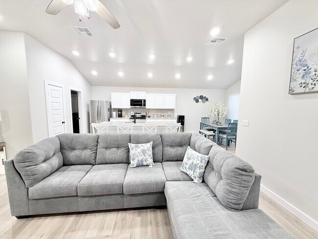 Building Photo - 2944 Hidalgo Ave