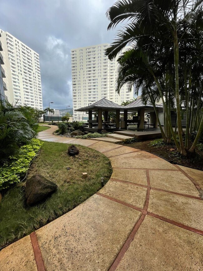 Building Photo - 1 Bed 1 Bath 1 Parking Gorgeous Views 33rd Floor in Honolulu Park Place!!!