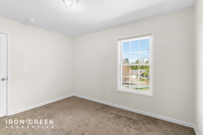 Building Photo - Charming Two-Bedroom Home in Woodfin with ...