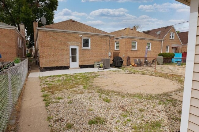 Building Photo - 5047 S Leclaire Ave