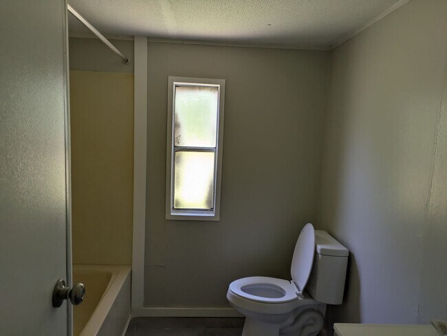 Building Photo - Springs Road Estates Unit#25