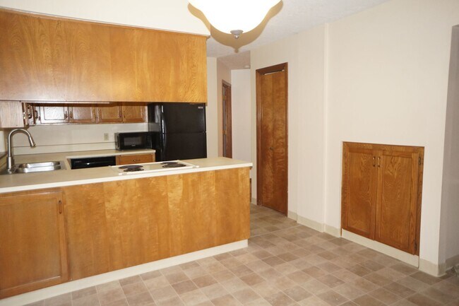 Building Photo - Lake Oswego South Shore Side Traditional