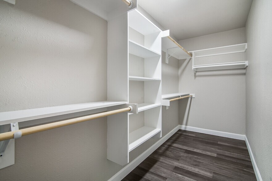 Building Photo - 813 S Valentine Dr