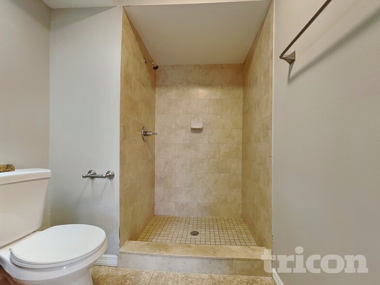 Building Photo - 1009 Jamaica Way