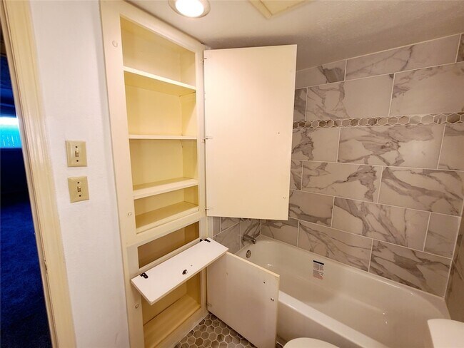 Building Photo - 10248 Regal Oaks Dr