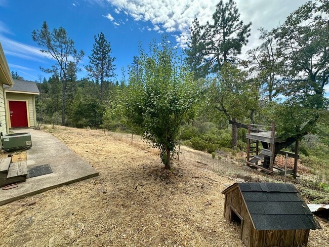 Building Photo - 3 Bedroom 2 Bath nestled in Grass Valley