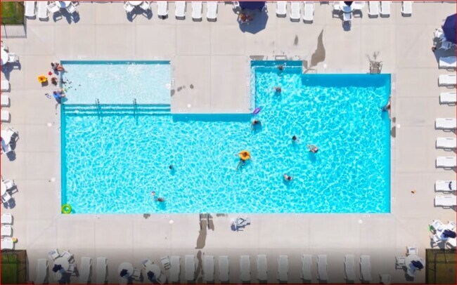 Building Photo - Approx 2700sqft, 5 bed / 3 bath featuring ...