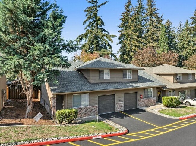 Building Photo - Large 2 bed 1.5bath townhouse