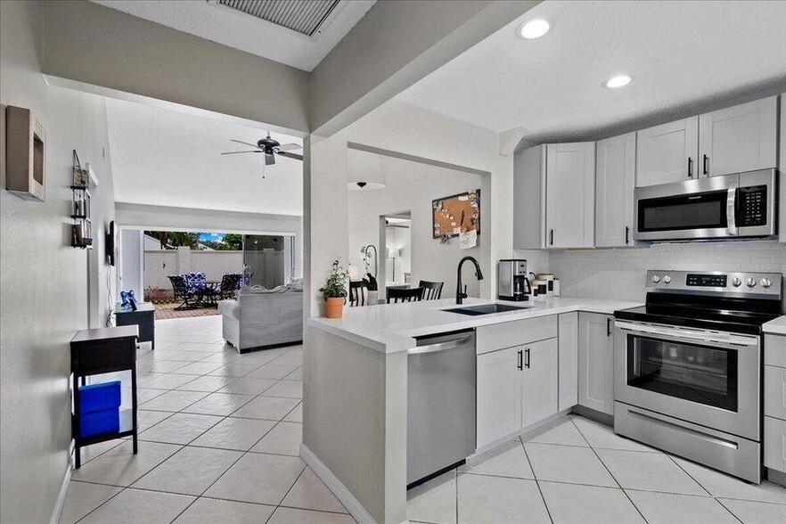 Building Photo - 12875 Spinnaker Ln