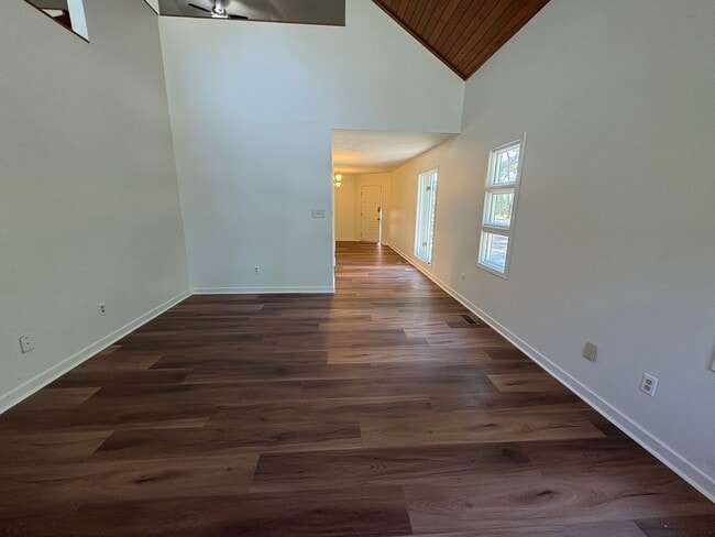 Building Photo - One-of-a-kind Home on 2.2 Acres – $1,700/m...