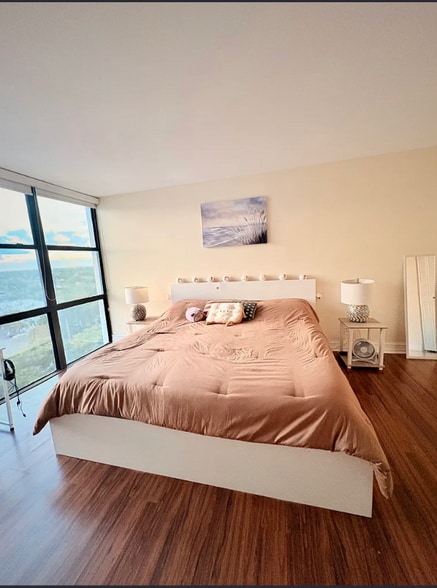 Building Photo - 1000 Parkview Dr