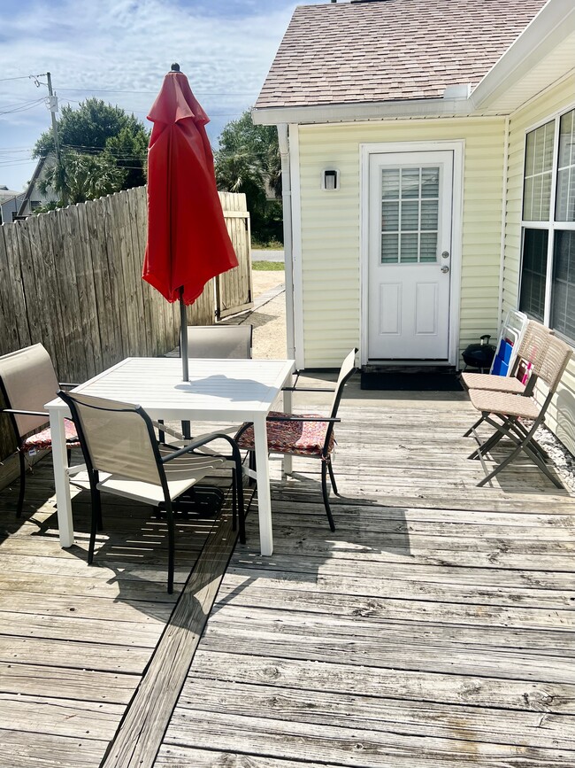 Outdoor space with fenced backyard - 6100 Pinetree Ave