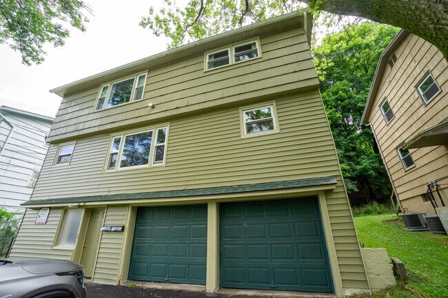 Building Photo - 3 Bedroom with New Kitchen, Bathroom and H...