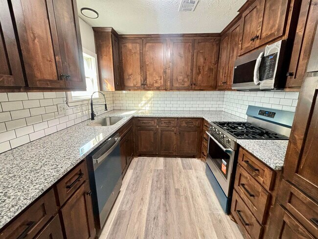 Building Photo - 305 S Louisiana Ct