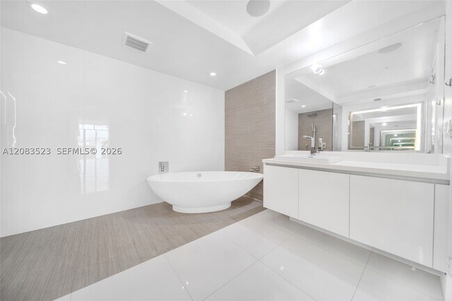 Building Photo - 300 Sunny Isles Blvd
