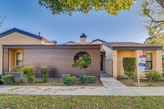 Building Photo - 2 Bed Condo w/Garage!