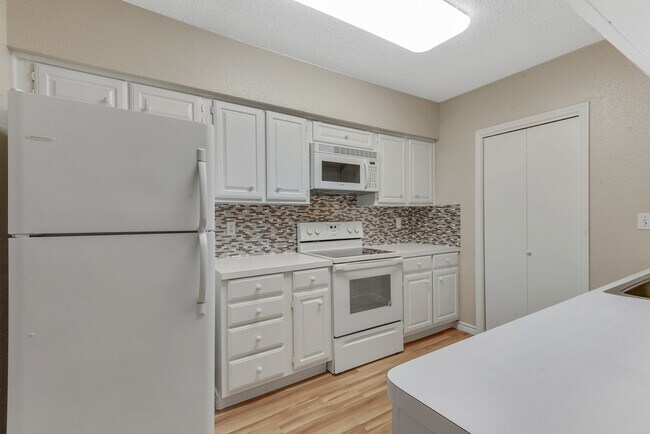 Building Photo - 955 Memorial Village Dr