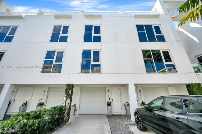 Building Photo - 455 NE 39th St