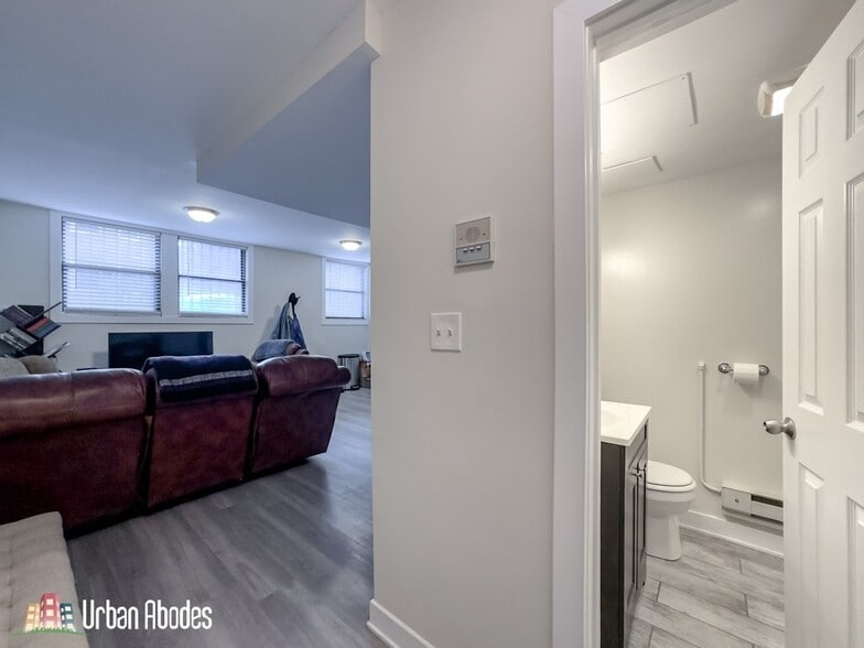 Building Photo - 730 W Roscoe St