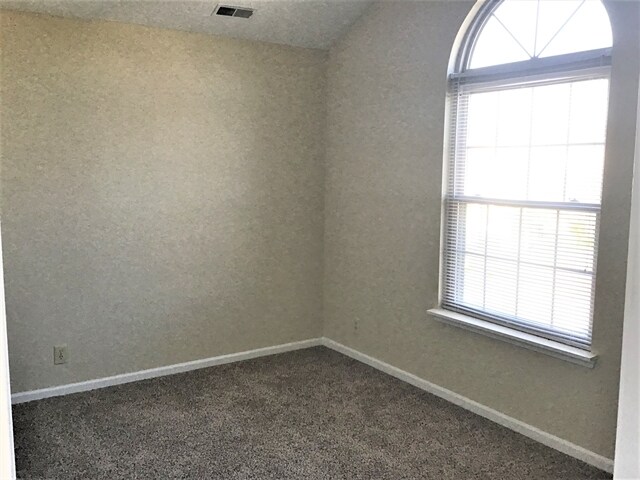 Building Photo - 1131 Clark Dr